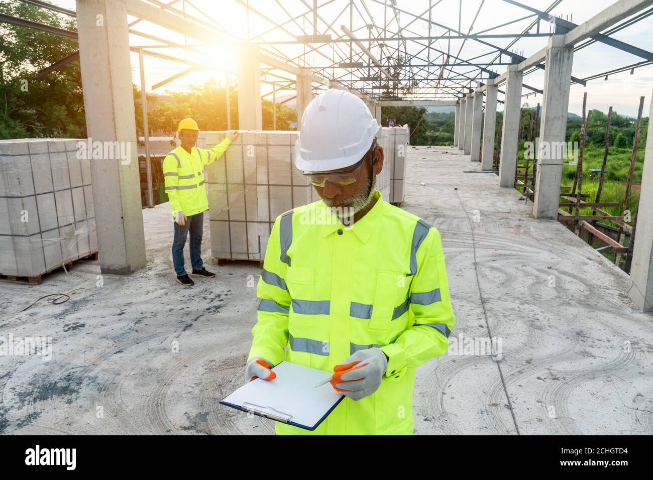 Supervisor Engineering mit dem Arbeiter in einheitlicher Sicherheit am Baustelle Stockfoto
