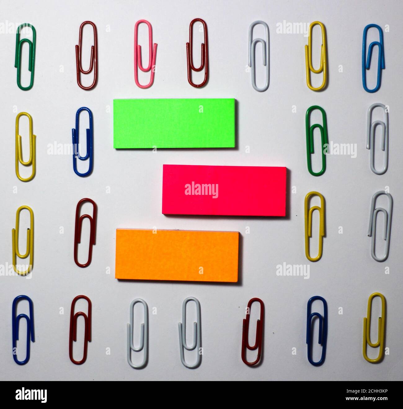 Bunte Clips mit Haftnotizen lassen Platz zum Schreiben Stockfoto