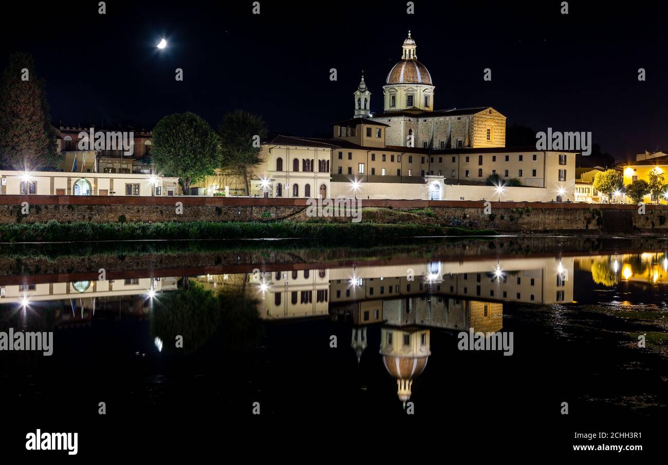 Nachtansicht von San Frediano in der Kirche von Cestello und Mondsichel, die sich im Fluss Arno in Florenz, Italien, spiegeln Stockfoto