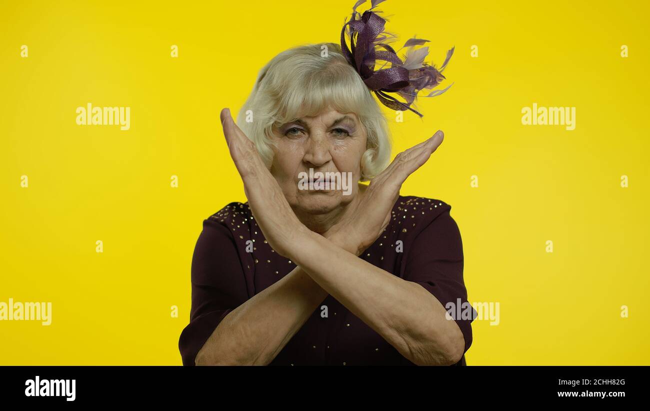 Tun Sie es nicht. Ältere alte Frau zu bitten, zu stoppen und zeigen beschränkt Gesten mit Händen, unzufrieden mit etwas beschämend schrecklich, hässlich, Gefahr. Ältere stilvolle Dame Oma im Studio Stockfoto
