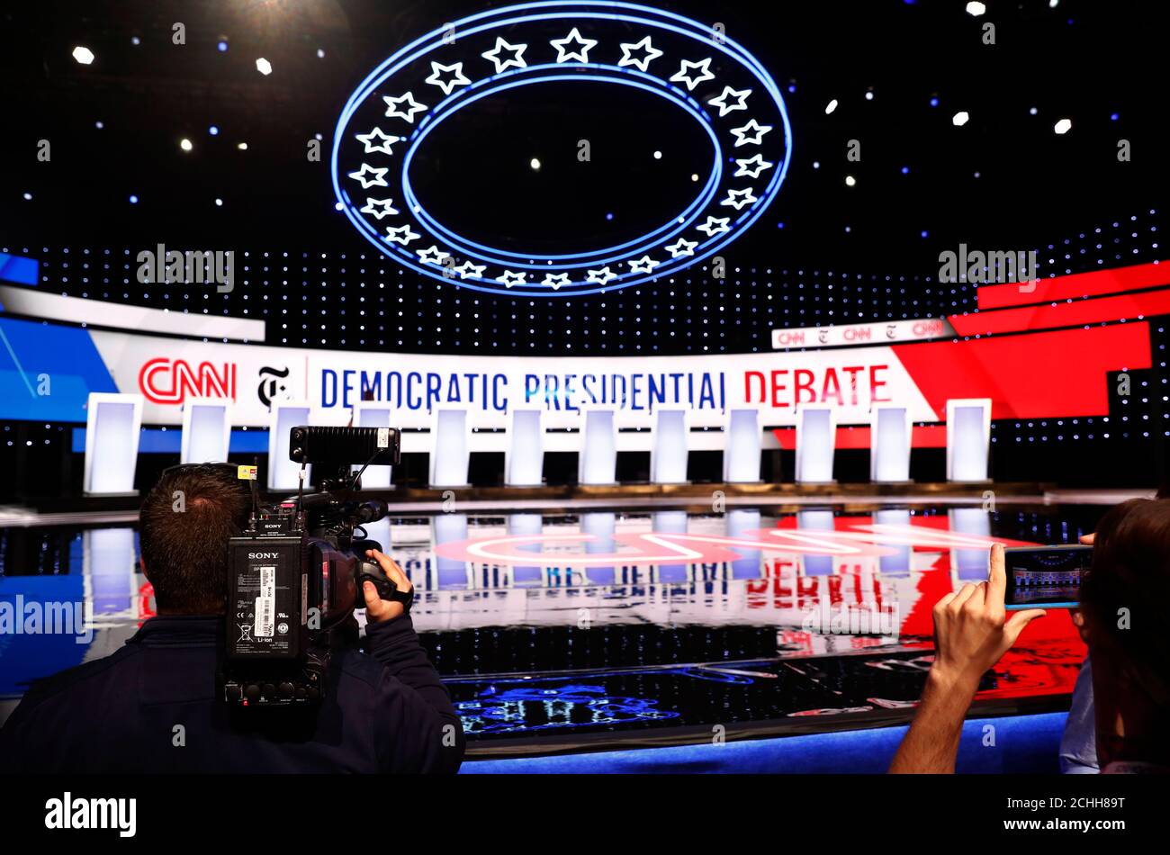 Fotografen fotografieren die Podien der 12 Kandidaten, die vor der vierten Wahldebatte der US-Demokraten 2020 an der Otterbein University in Westerville, Ohio, USA, am 15. Oktober 2019 bereit stehen. REUTERS/Jim Bourg Stockfoto