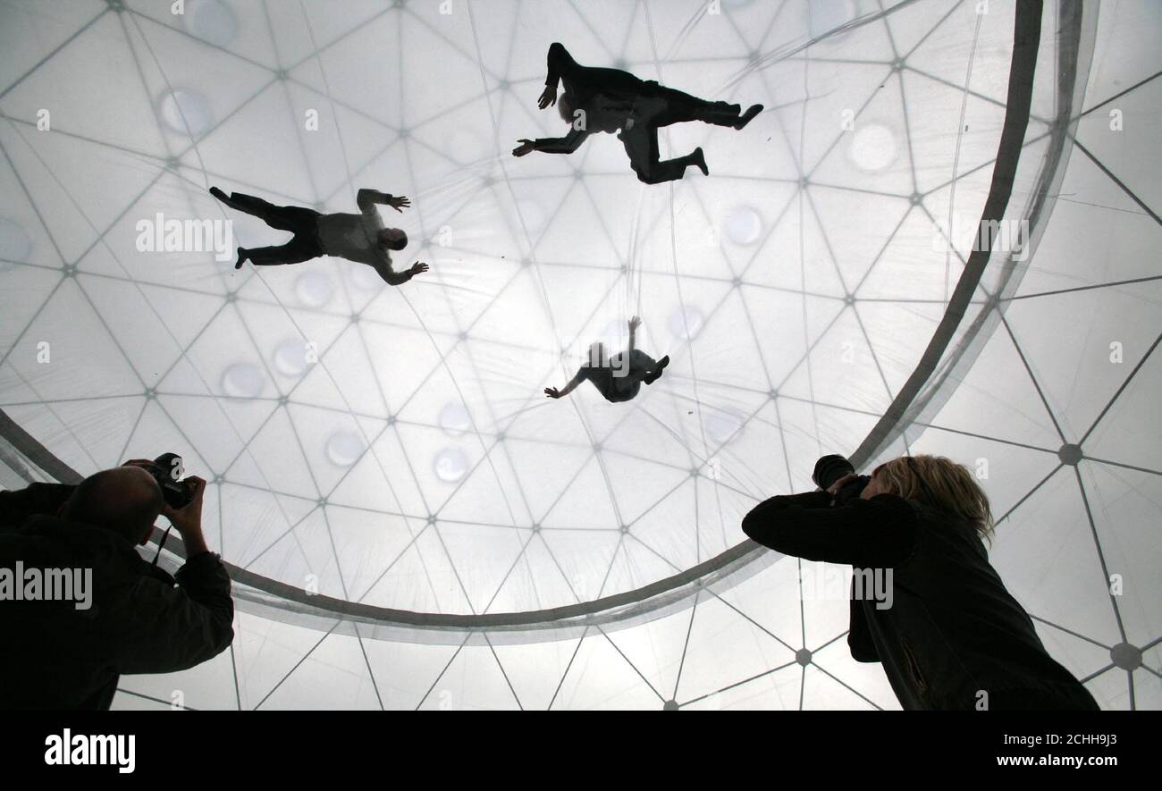 Fotografen fotografieren Menschen in einer riesigen durchsichtigen Kuppel, 'Observatory, Air-Port-City' 2008, vom Künstler Tomas Saraceno. Es ist Teil der Psycho Buildings Ausstellung in der Hayward Gallery auf der Southbank. Stockfoto