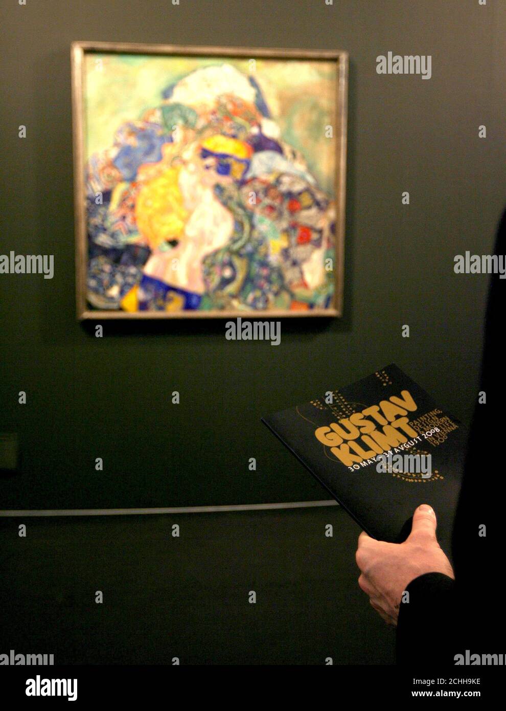 Baby (Cradle) von Gustav Klimt, in der Tate Art Gallery in Liverpool, wo die erste umfassende Ausstellung von Gustav Klimts Werk in Großbritannien zu sehen ist, in einer Ausstellung mit dem Titel Painting, Design and Modern Life in Wien 1900, die am Freitag für die Öffentlichkeit geöffnet wird. Stockfoto