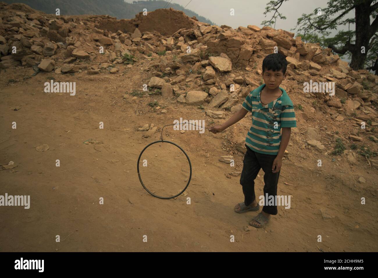 Umweltportrait eines Kindes in einem Dorf, das durch die Erdbeben und Erdrutsche von 2015 in Kavrepalanchok, Bagmati Pradesh, Nepal, schwer beschädigt wurde. Stockfoto