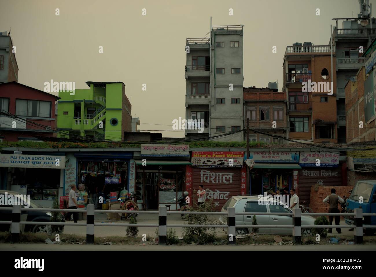 Wohngebäude, nachmittags Hauptverkehrszeiten und Geschäfte am Straßenrand in Gattaghat, Bhaktapur, Bagmati Pradesh, Nepal. Stockfoto