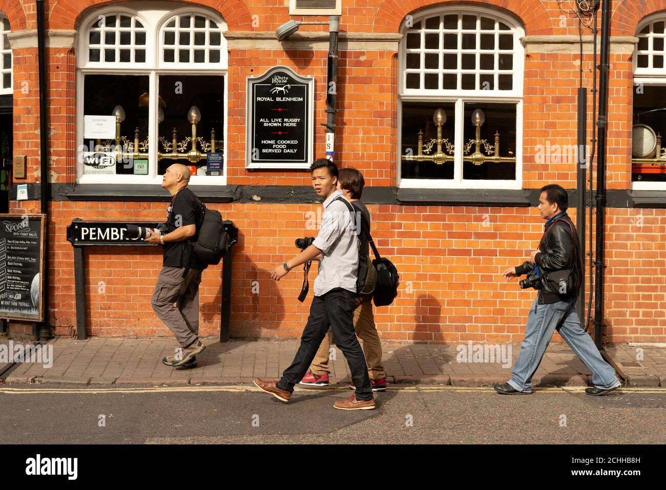 Gruppe von asiatischen Touristen und Amateurfotografen erkunden die Stadt Ein Spaziergang durch die Stadt vor dem Royal Blenheim Pub in Pembroke Straße Oxford Oxfordshire Stockfoto