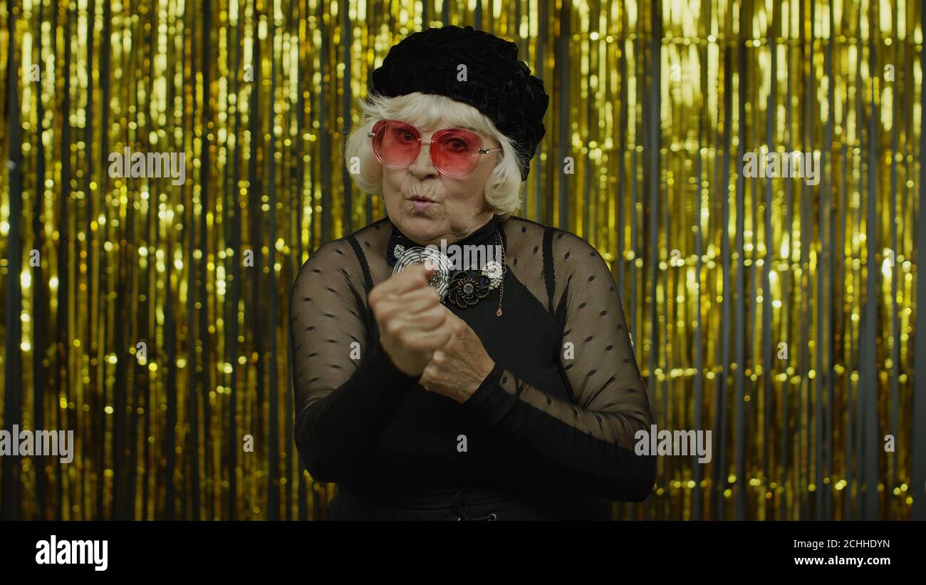 Tun Sie es nicht. Ältere alte Frau zu bitten, zu stoppen und zeigen beschränkt Gesten mit Händen, unzufrieden mit etwas beschämend schrecklich, hässlich, Gefahr. Ältere stilvolle Dame Oma im Studio Stockfoto