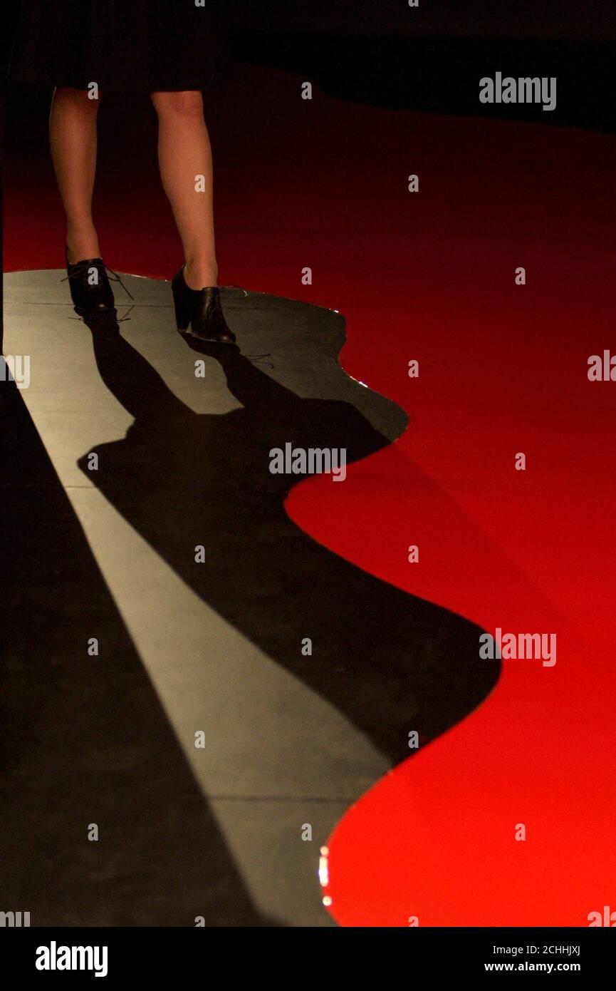 Ein Besucher geht an einem Teil der Installation "Red Shift" des brasilianischen Künstlers Cildo Meireles vorbei, die Teil einer neuen Ausstellung der Künstler*innen in der Tate Modern, Southwark, London ist. Stockfoto