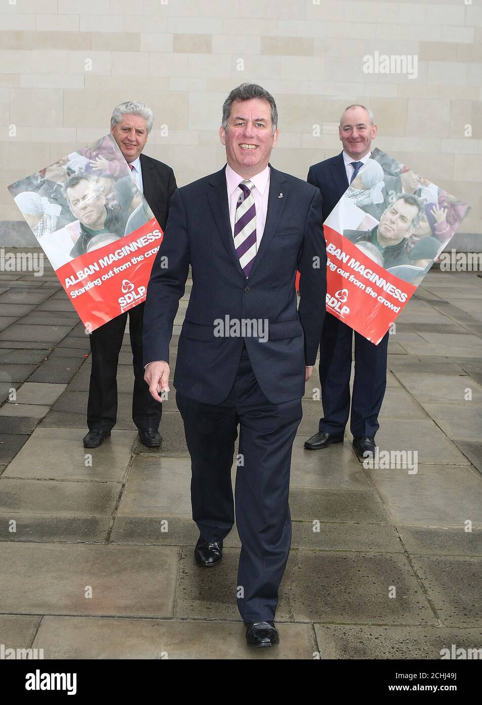 (Hinten links nach rechts) SDLP-stellvertretender Vorsitzender Dr. Alasdair McDonnell MP MLA und Parteivorsitzender Mark Durkan MP MLA unterstützen SDLP-Europawahlkandidat Alban Maginness MLA (Mitte vorne), als er sich vorbereitete, seine Nominierungsunterlagen heute im Wahlbüro in Belfast einzureichen. Stockfoto