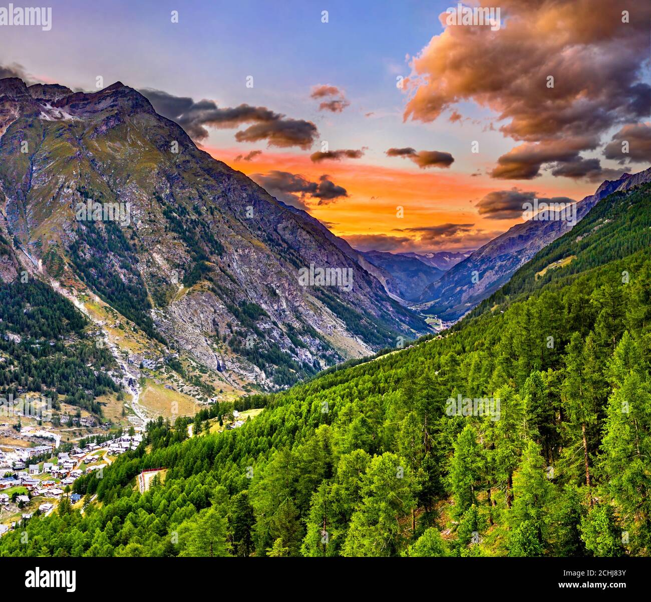 Sonnenuntergang über dem Matter Valley in Zermatt, Schweiz Stockfoto