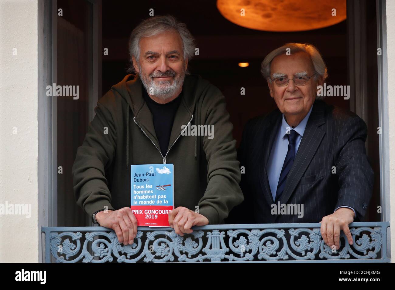 Der französische Schriftsteller Jean-Paul Dubois posiert neben dem  Jurymitglied Bernard Pivot im Restaurant Drouant, nachdem er den  französischen Literaturpreis Prix Goncourt für seinen Roman "Tous les  hommes n'habitent pas le monde de