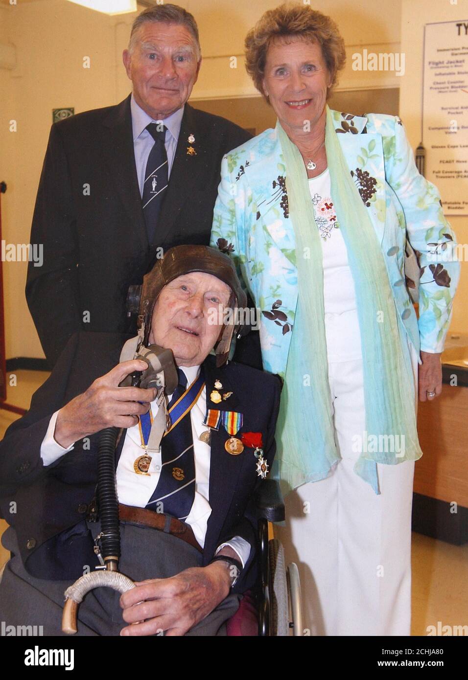 Undated Collect Foto von Dennis Goodwin (stehend, links), Gründer der First World war Veterans Association, und seiner Frau Brenda (stehend, rechts), mit Henry Allingham, bei RAF Cosford im Jahr 2005. Das Paar war enge Freunde des ältesten überlebenden Veteranen des Ersten Weltkriegs Henry Allingham, der im Juli 18 im Alter von 113 Jahren starb. Stockfoto