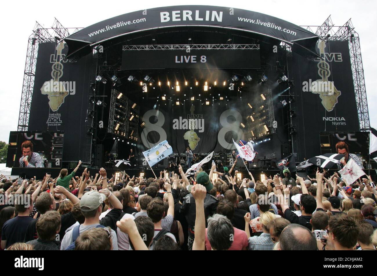 Deutsche Band "Die Toten Hosen" führt während der Live-8-Deutschland-Konzert  vor der Siegessäule in Berlin. Deutsche Band "Die Toten Hosen" führt  während der Live-8-Deutschland-Konzert vor der Siegessäule in Berlin, 2.  Juli 2005. Eine