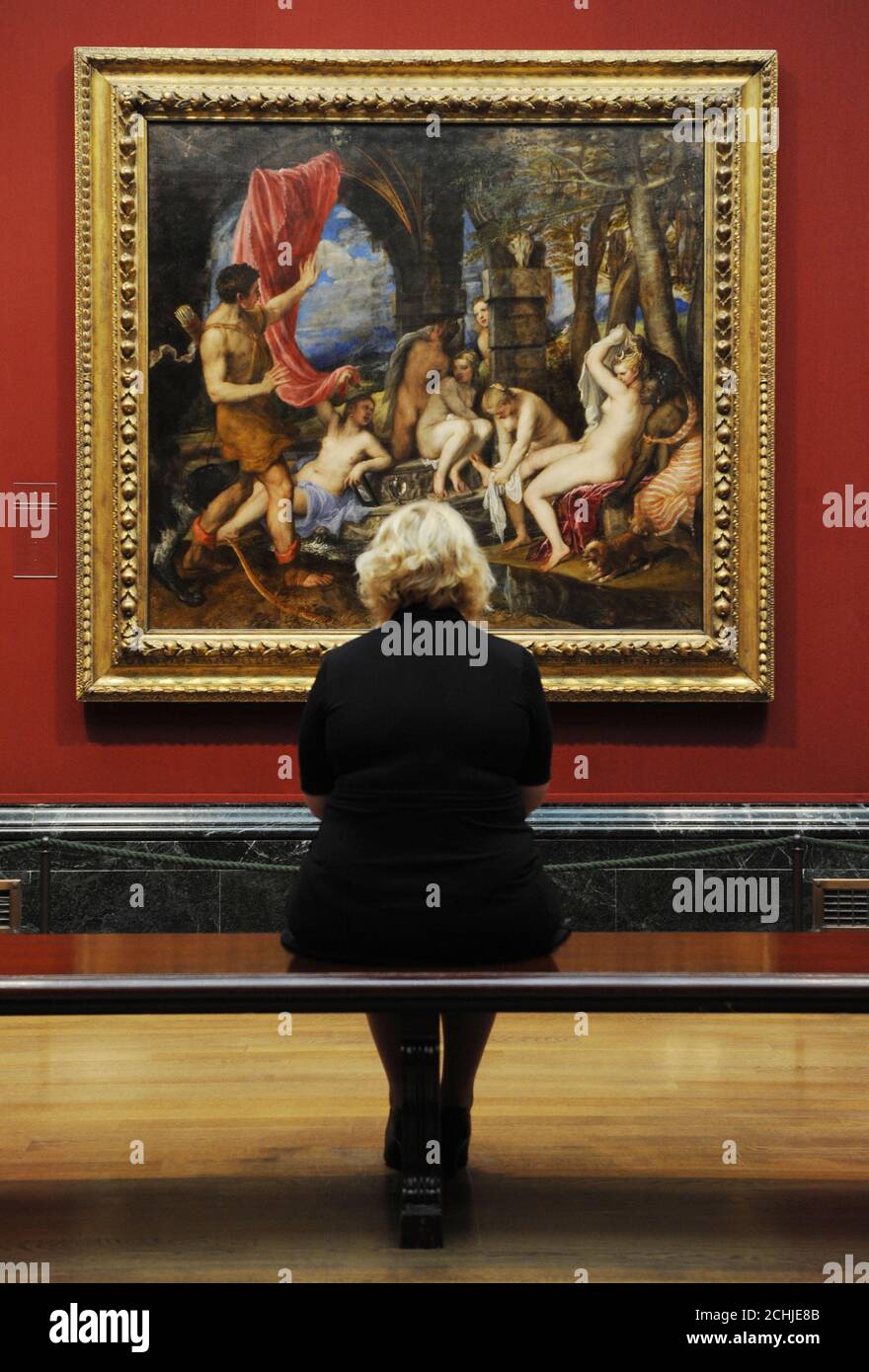 Vorschau auf Tizians Diana und Actaeon, bevor sie zum ersten Mal seit ihrer Rettung für die Nation in der Nationalgalerie zu sehen ist. Das Gemälde wurde von der National Gallery, London und den National Galleries of Scotland gespeichert. Stockfoto