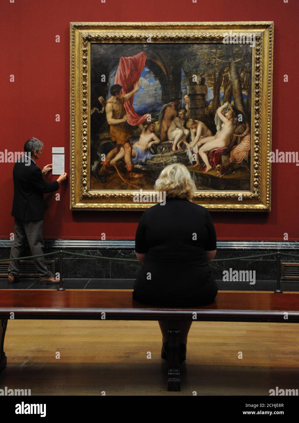Vorschau auf Tizians Diana und Actaeon, bevor sie zum ersten Mal seit ihrer Rettung für die Nation in der Nationalgalerie zu sehen ist. Das Gemälde wurde von der National Gallery, London und den National Galleries of Scotland gespeichert. Stockfoto