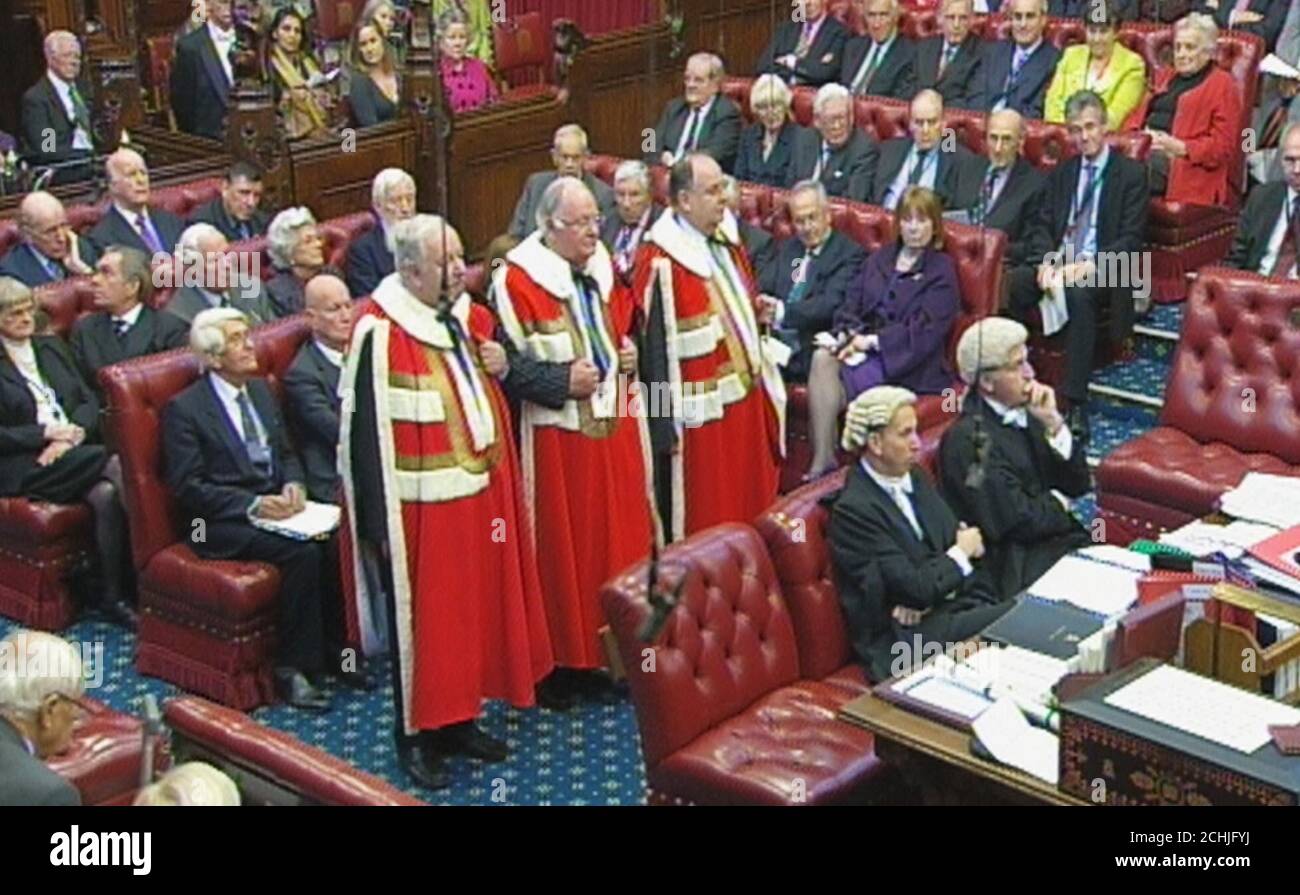 Der ehemalige Sprecher des Unterhauses, Lord Martin von Springburn (Mitte) mit seinen Sponsoren, Lord Foulkes (links) und Lord Falconer (rechts), wird dem House of Lords in Westminster, im Zentrum von London, vorgestellt. Stockfoto