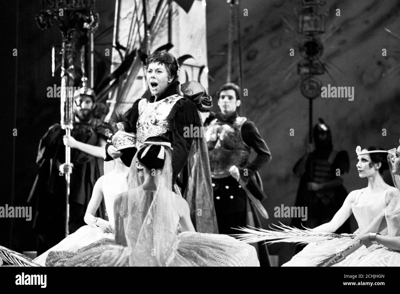 Dame Janet Baker in feiner Stimme auf der Bühne des London Coliseum bei den Proben für die neue englische National Opera-Produktion von Julius Caesar, in der sie die Titelrolle spielt. Stockfoto