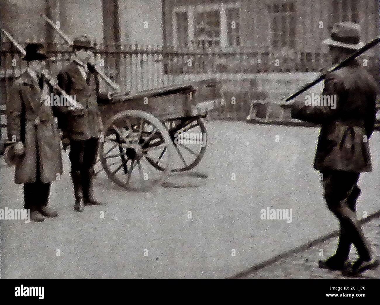 1922 ZEITUNGSFOTO von bewaffneten Soldaten in Zivilkleidung, die nach der Installation der provisorischen irischen Regierung vor dem Rathaus von Dublin vorgeführt wurden. Die Provisorische Regierung Irlands oder Rialtas Sealadach na hÉireann verwaltete Südiraien vom 16. Januar 1922 bis zum 5. Dezember 1922. Stockfoto