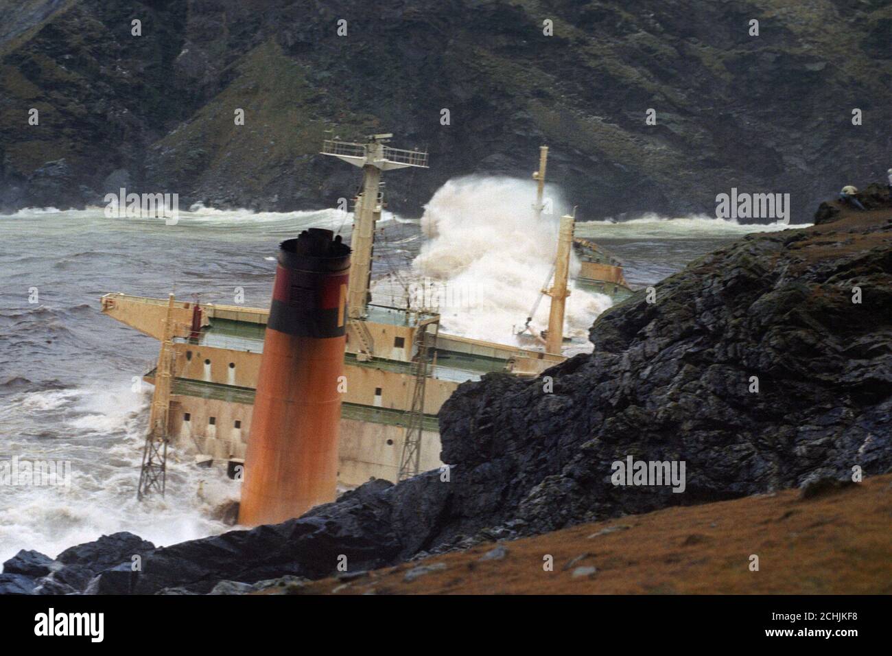 Abstürzende Wellen schlagen den angefallenen MV Braer, da widrige Witterungsbedingungen Bergungsoperationen stoppen. Stockfoto