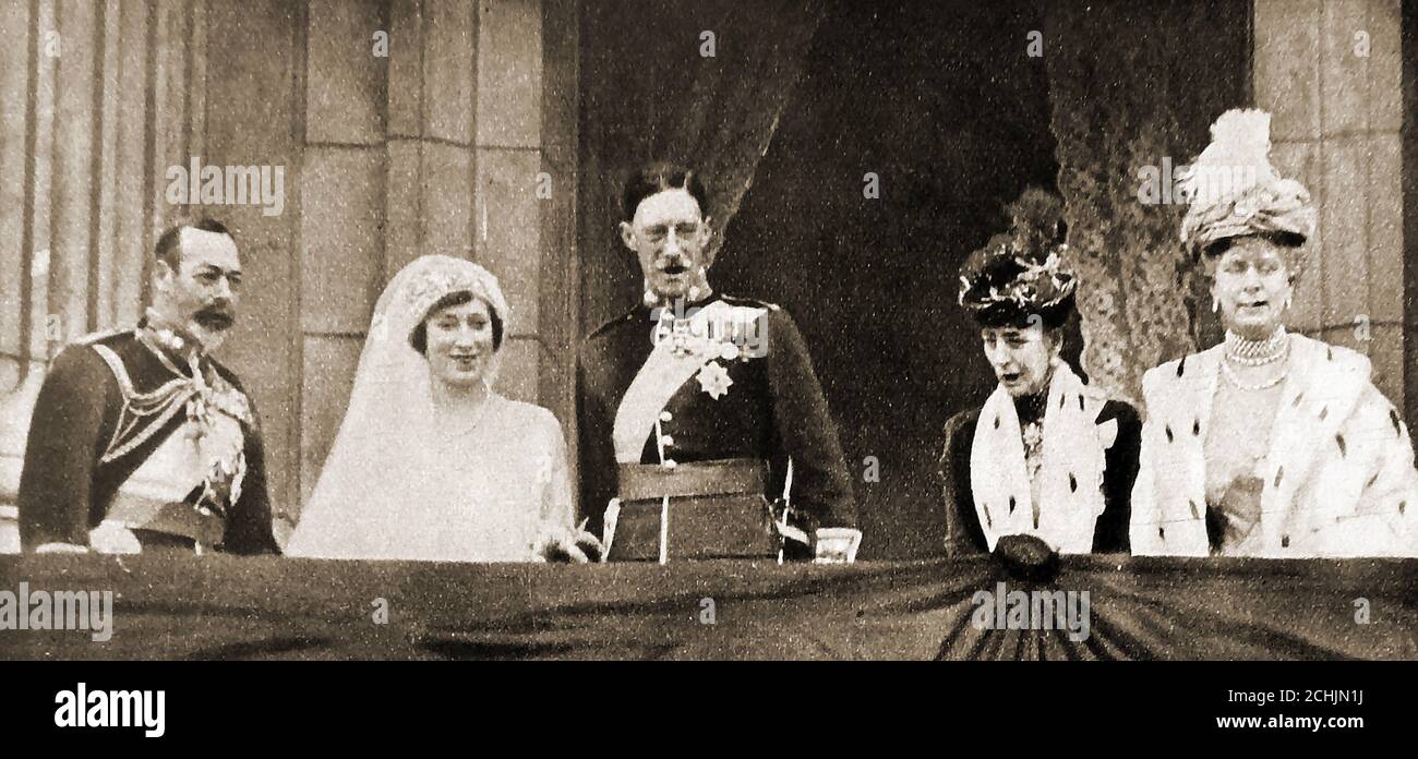 1922 - Hochzeit von Viscount Lascelles & - auf dem Balkon sind der König, die Königin & die Königin Mutter. ------- Henry George Charles Lascelles, 6. Earl of Harewood ( 1882 – 1947), gestylt die ehrenvolle Henry Lascelles und später Viscount Lascelles, heiratete Mary, die Prinzessin Royal, und damit wurde der Schwiegersohn von König George V und Königin Mary, sowie Schwager zu Edward VIII und George VI... Stockfoto