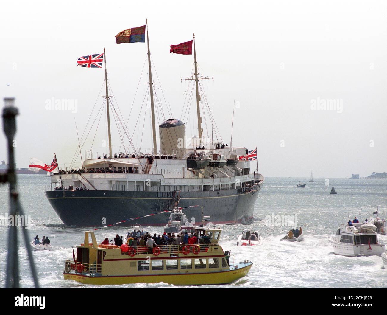 HMY Britannia schließt sich der Flottille in der Solent im Rahmen der D-Day 50. Jahrestag Gedenkfeier. Stockfoto