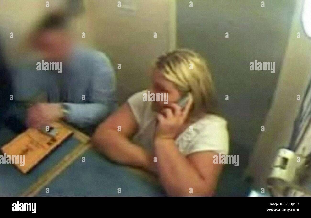 Undated Devon und Cornwall Polizei undated CCTV-Aufnahmen von Vanessa George am Telefon zu ihrem Anwalt, während in Polizeigewahrsam in Plymouth. Stockfoto