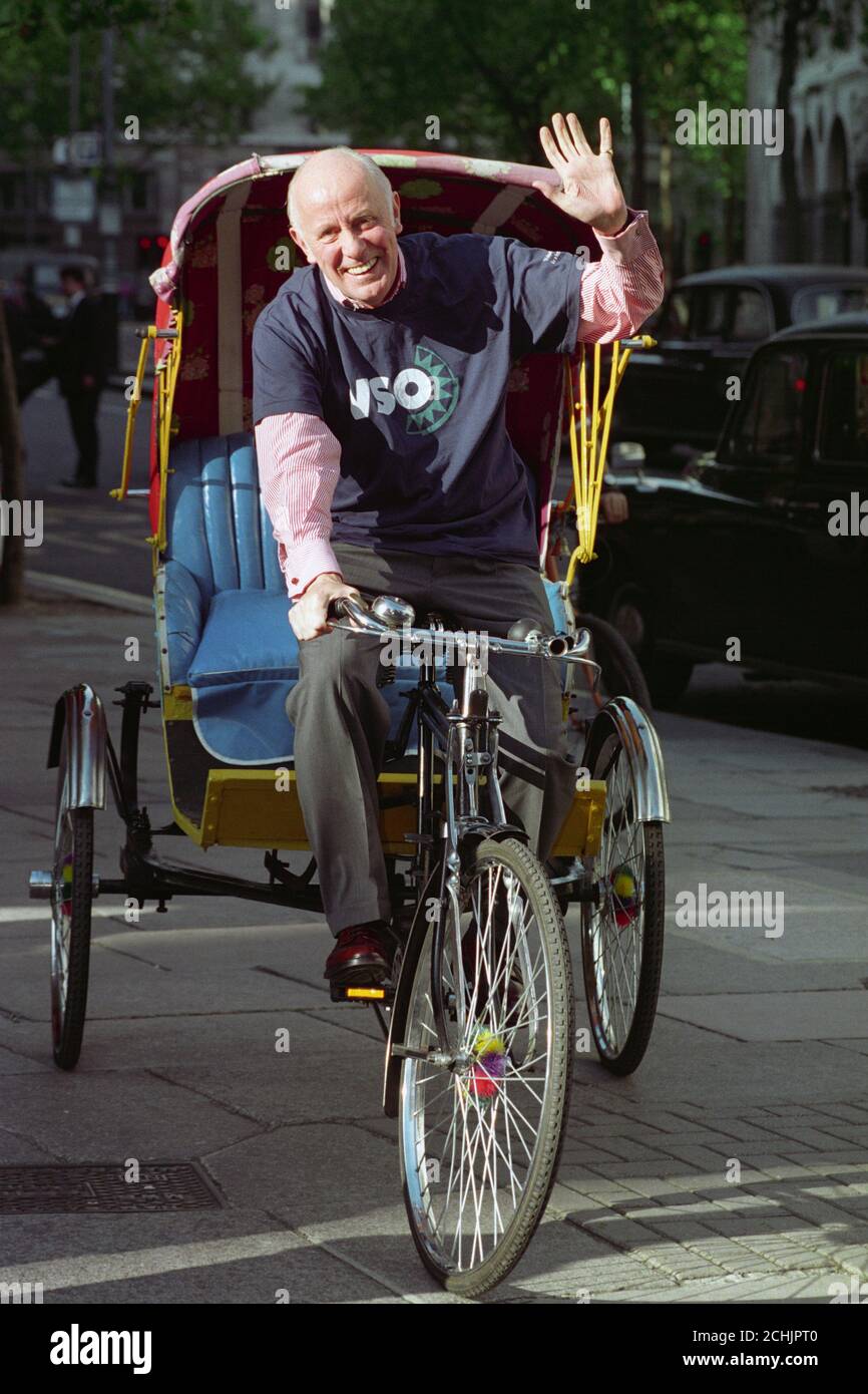 Der Schauspieler Richard Wilson, Star von BBC's "One Foot in the Grave", kommt von Rickshaw im Strand Theatre in London an, wo er in "The Weekend" auftritt. Der Schauspieler ruft die Menschen im ganzen Land dazu auf, auf ungewöhnliche Weise für die Dritte-Welt-Wohltätigkeitsorganisation VSO zur Arbeit zu gehen. Stockfoto