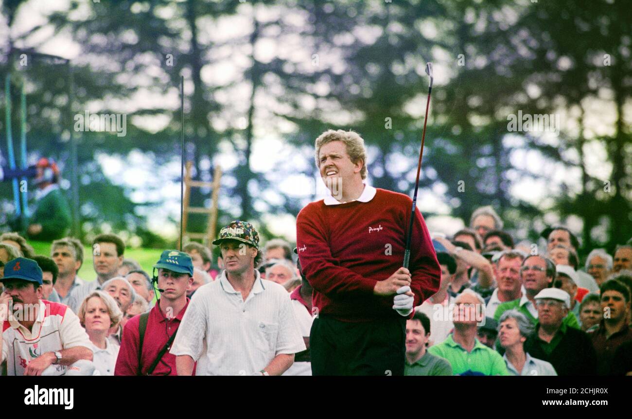 Der Schotte Colin Montgomerie beobachtet seinen Abschlag während der zweiten Runde des Bell's Scottish Open Golfturniers in Gleneagles. Stockfoto