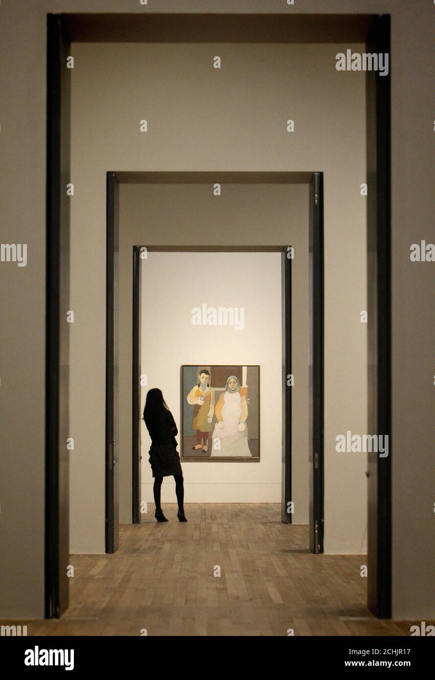 Ein Besucher betrachtet "The Artist and His Mother" von Arshile Gorky, Teil der neuen Ausstellung "Arshile Gorky: A Retrospective" in der Tate Modern, London. Stockfoto
