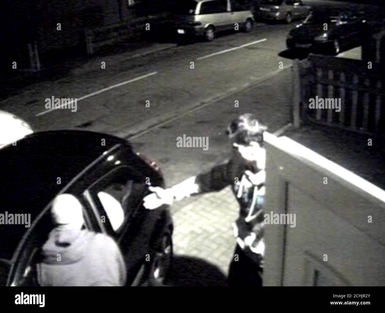 Undatierte Videoaufnahme aus CCTV-Aufnahmen, die von der Metropolitan Police der Neffen Lakhvinder Cheema, Gurinder (rechts) und Surinder (links) Singh ausgegeben wurden, nachdem er Mr. Cheema und seine Freundin Gurjeet Choongh auf dem Weg ins Krankenhaus in ein Auto gebracht hatte, bevor ein Krankenwagen eintraf. Dies wurde der Jury im Old Bailey, London, während des Prozesses gegen Lakhvir Singh, 45, aus Southall, West-London, gezeigt, der für schuldig befunden wurde, ihren ehemaligen Geliebten und seinen neuen Verlobten vergiftet zu haben. Stockfoto