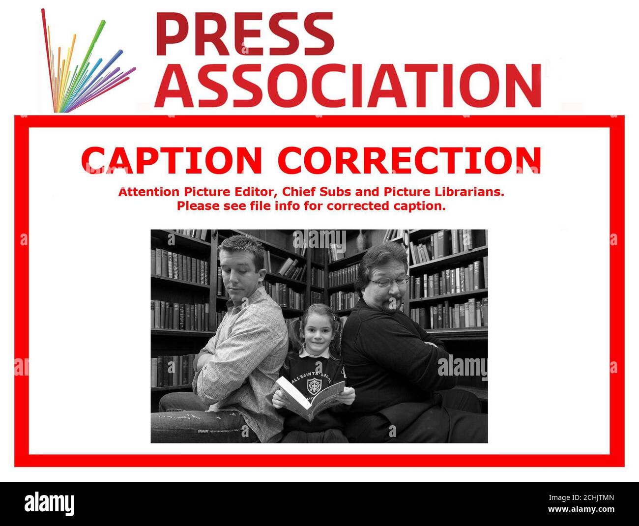 REDAKTEURE BEACHTEN SIE BITTE BILDUNTERSCHRIFTENKORREKTUR AUFGRUND NEUER INFORMATIONEN VOM VERANSTALTER, DER DAS ALTER VON BETTY MCADDEN VON 6 AUF 7 UND VOM GEWINNER ZUM TEILNEHMER ÄNDERT, SIEHE KORREKTE BILDUNTERSCHRIFT UNTEN: STANDALONE-FOTO. World Wrestling Entertainment (WWE) Wrestler Ted DiBiase Junior, (links), und sein Vater 'The Million Dollar man' Ted DiBiase mit Betty McAdden, 7, eine Teilnehmerin der World Book Day WrestleMania Reading Challenge, ein Wettbewerb in Verbindung mit dem National Literacy Trust, im Cinnamon Club im Zentrum von London. Stockfoto