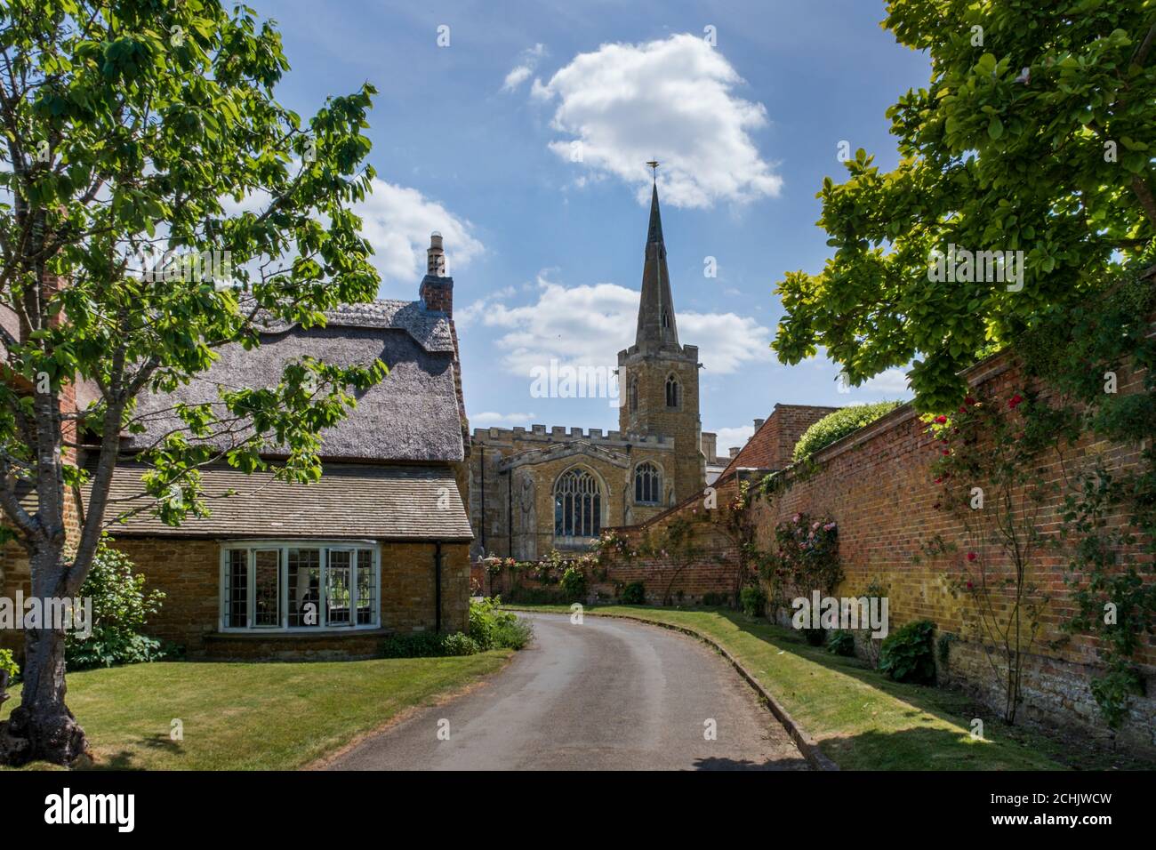 Das hübsche Dörfchen Nevill holt, mit der Kirche der Heiligen Jungfrau Maria im Hintergrund, Leicestershire, England, Großbritannien Stockfoto