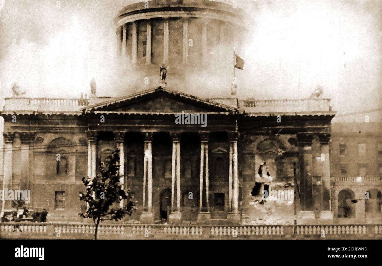 1922 Fotografie - Irischer Nationalismus. - die Verbrennung und Zerstörung der 4 Gerichtsgebäude, die zu schweren Unruhen in Dublin - die Schlacht von Dublin - am 22. Juni 1922 in einem Versuch, Anti-Vertrag-Kräfte in den vier Gerichten verbargen, Salvos wurden von Freistaat-Truppen in das Gebiet mit Anti-Treaty-Munition gestartet, was zu einem Brand führte, der die Gebäude zerstörte (einschließlich des Inhalts wichtiger irischer historischer Aufzeichnungen im Public Records Office).vier der republikanischen Führer, die vor den Gerichten gefangen genommen wurden, Rory O'Connor, Liam Mellows, Joe McKelvey und Richard Barrett – Wurden ausgeführt. Stockfoto