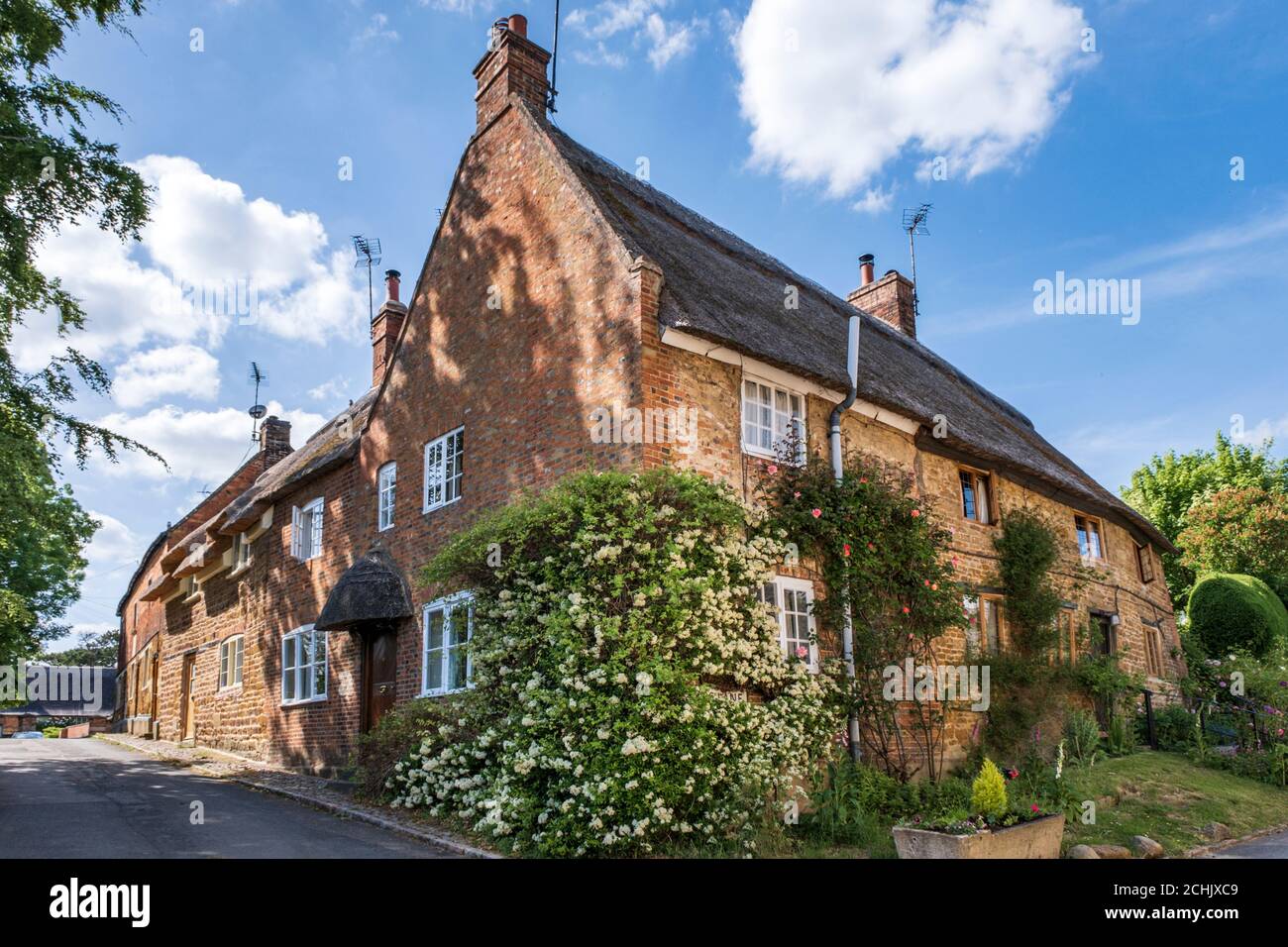 Malerische Reethäuser im Dorf Hallaton, Leicestershire, England, Großbritannien Stockfoto