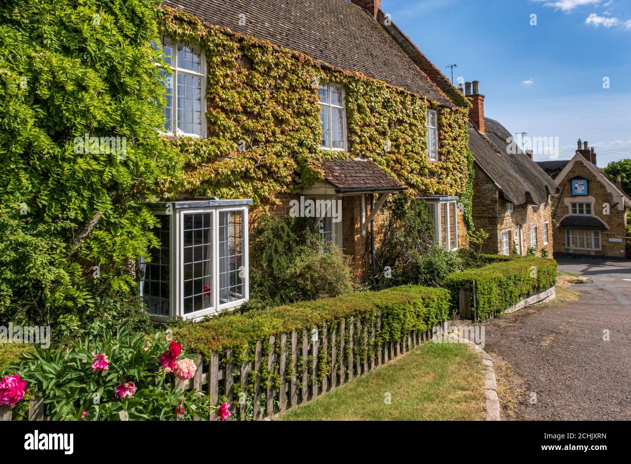 Malerische Häuser auf dem Dorf grün, Hallaton, Leicestershire, England, Großbritannien Stockfoto