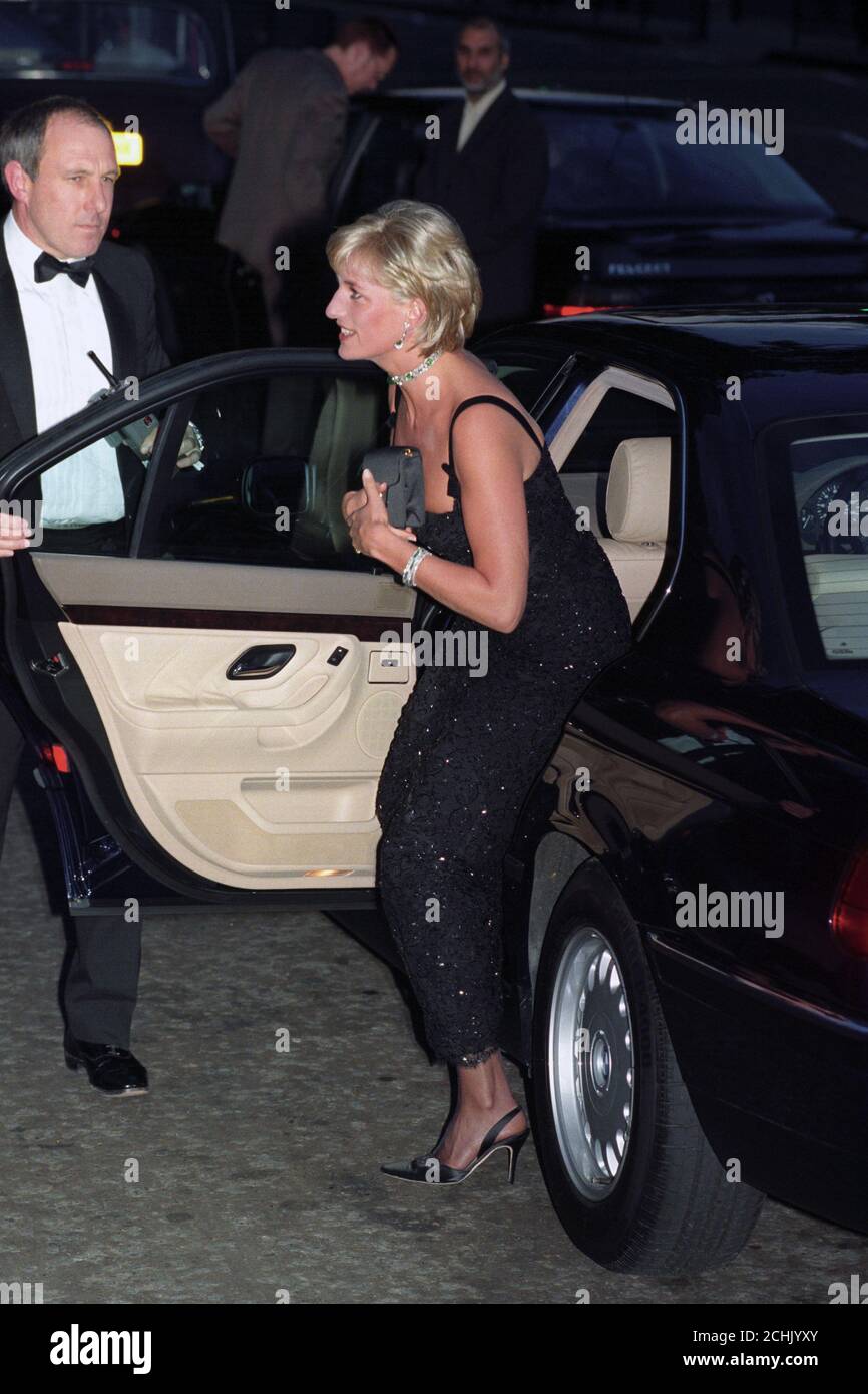 Prinzessin Diana kommt zur Tate Gallery für das hundertjährige Galadinner. Stockfoto