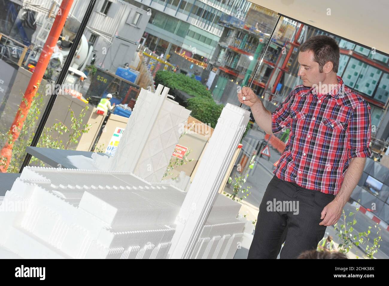 Der Belfaster Bildhauer Brendan Jamison setzt im NEO Bankside Pavilion, London, den letzten Schliff an seinem 1:100 Modell der Tate Modern und DER NEO Bankside Gebäude aus Zuckerwürfeln. Stockfoto