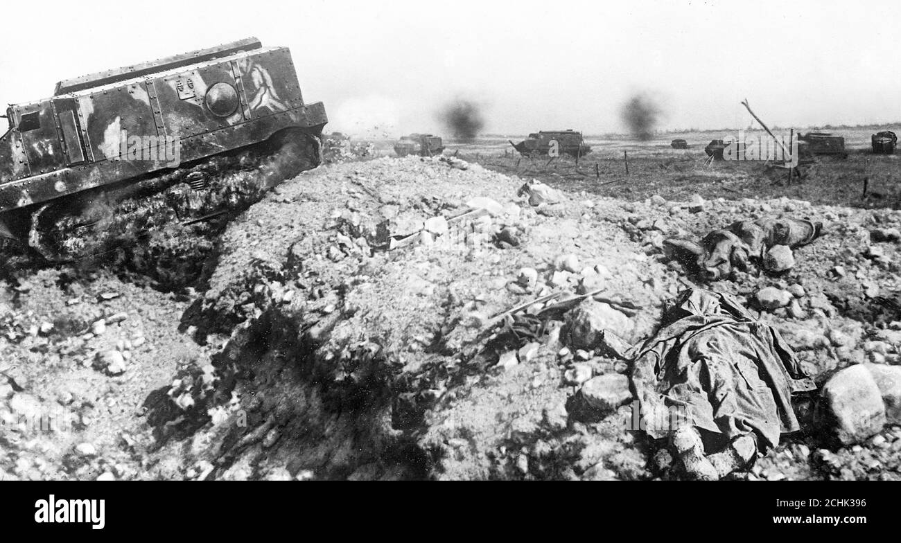 Französische Panzer Rollen über eine zerstörte Landschaft an der Westfront. 1917. Stockfoto