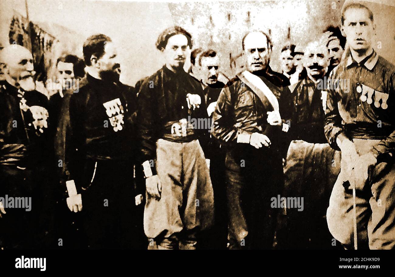 Ein Foto von Il Duce (Benito Mussolini) und seinen faschistischen Anhängern in italienischem schwarzem Hemd aus dem Jahr 1922. Stockfoto