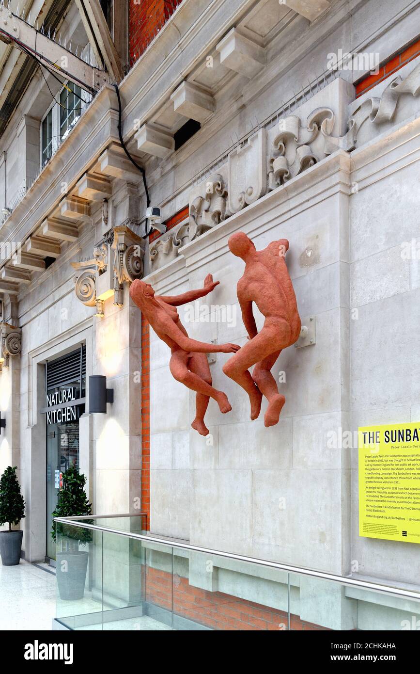 Die Sonnenanbeter Skulptur von Peter Laszlo Peri, die vor kurzem Been restored ist jetzt auf dem Display in Waterloo Station London England GB Stockfoto