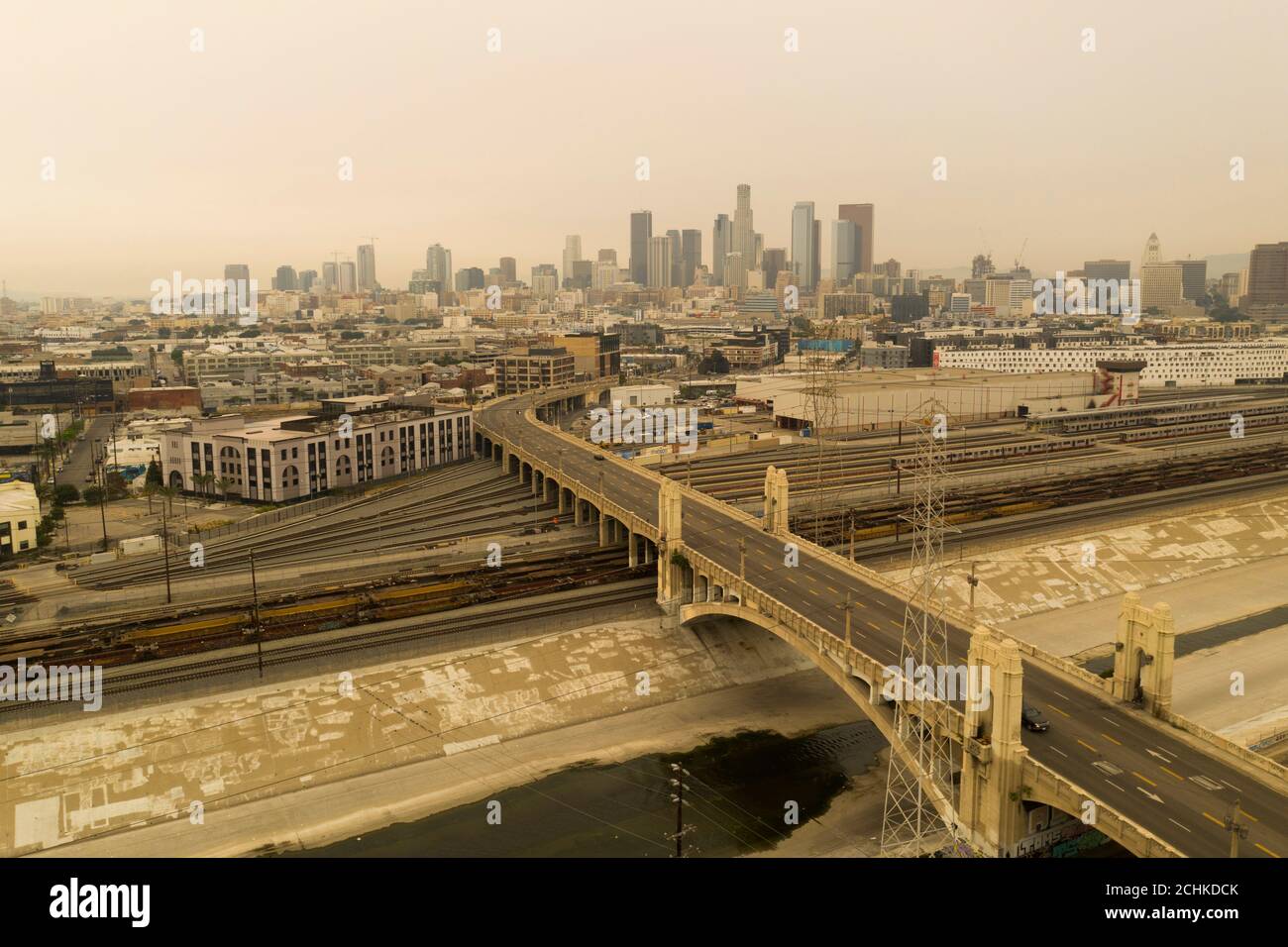 Luftaufnahmen einer Sepia getönten Innenstadt von Los Angeles während Die Waldbrandkrise von 2020, die den lokalen Himmel mit Rauch erfüllt Stockfoto