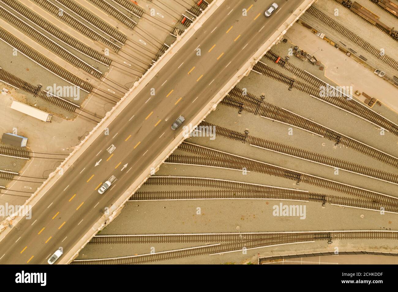 Sepia getönte Los Angeles historische Straßenbrücke über Fluss und Eisenbahnschienen Stockfoto