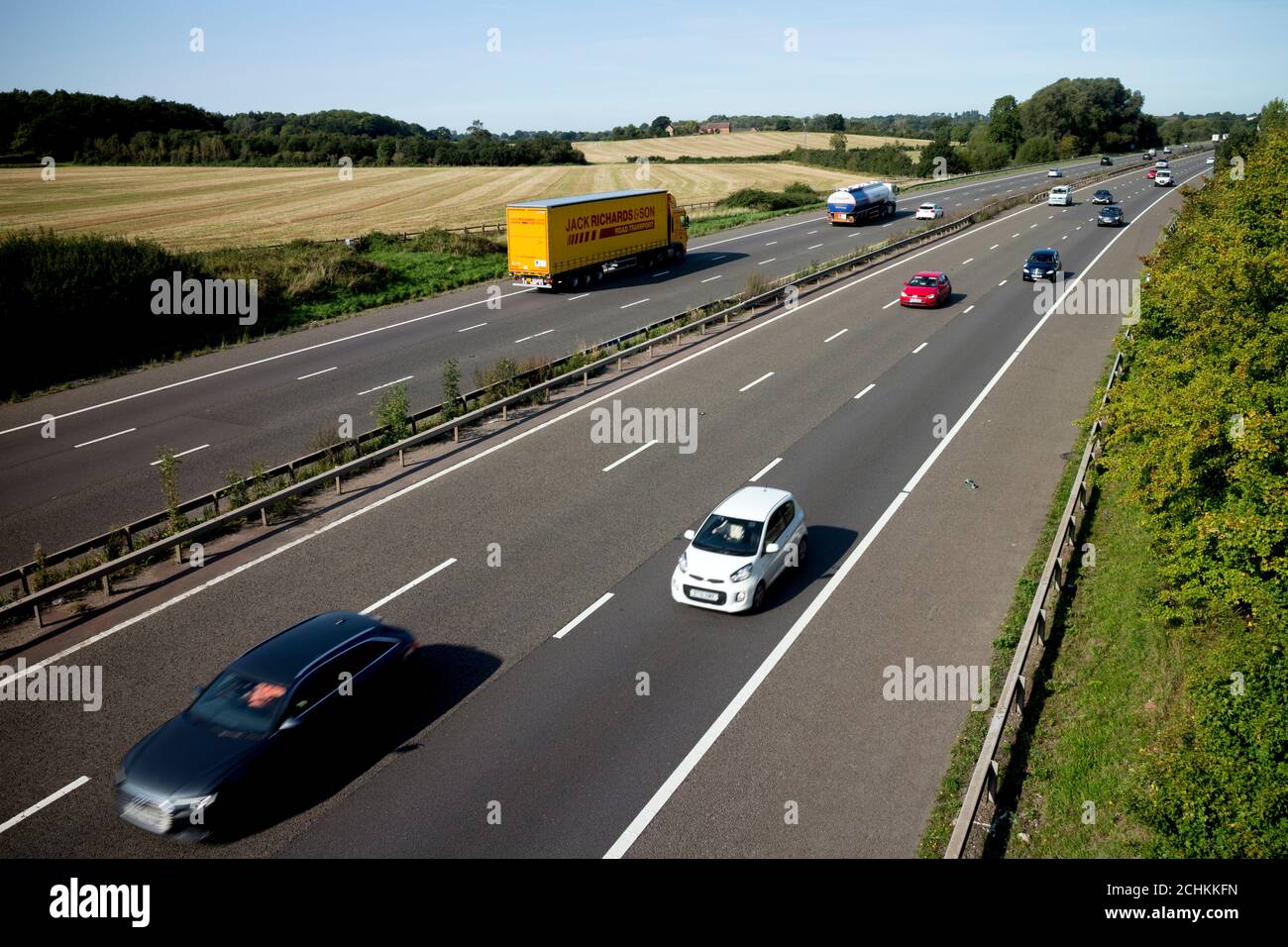 Autobahn M40 durch die Landschaft von Warwickshire, England, Großbritannien Stockfoto