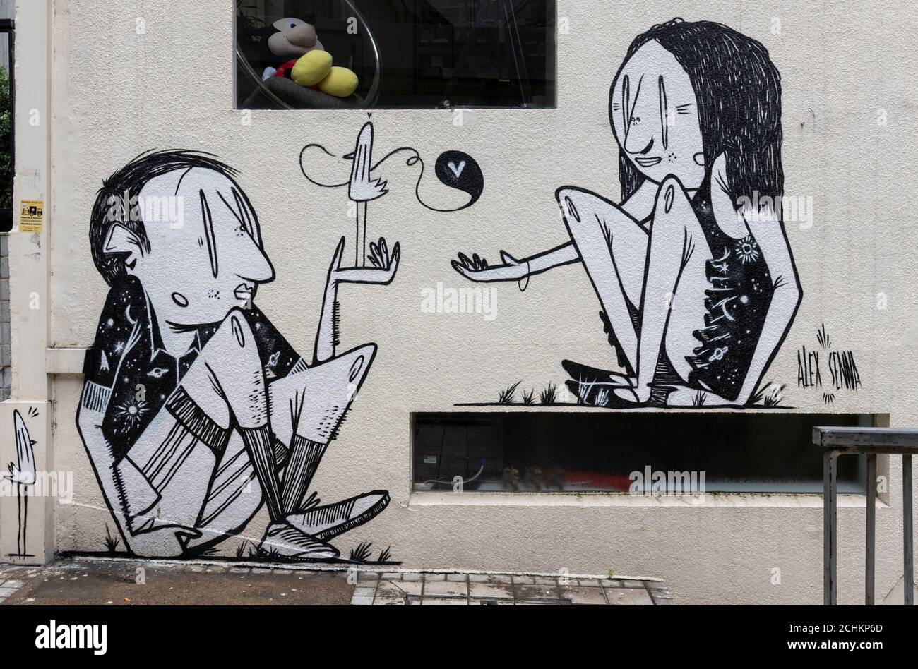 Hongkong, China: 11. SEPTEMBER 2020. Der Brasilianer Alex Senna, bekannt für seine monochromen Street Artworks, schloss sich dem HKWalls 2018 Team an. Seine Arbeit durch die C Stockfoto