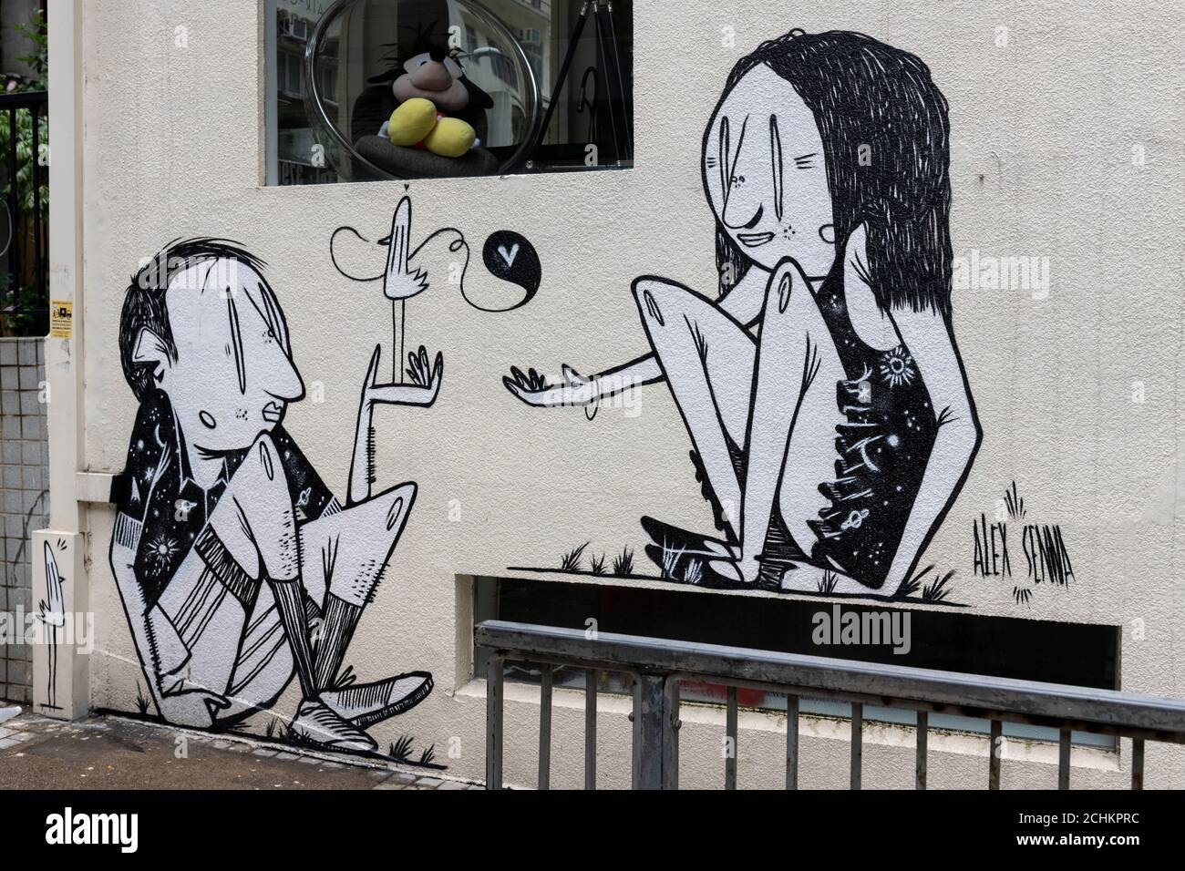 Hongkong, China: 11. SEPTEMBER 2020. Der Brasilianer Alex Senna, bekannt für seine monochromen Street Artworks, schloss sich dem HKWalls 2018 Team an. Seine Arbeit durch die C Stockfoto