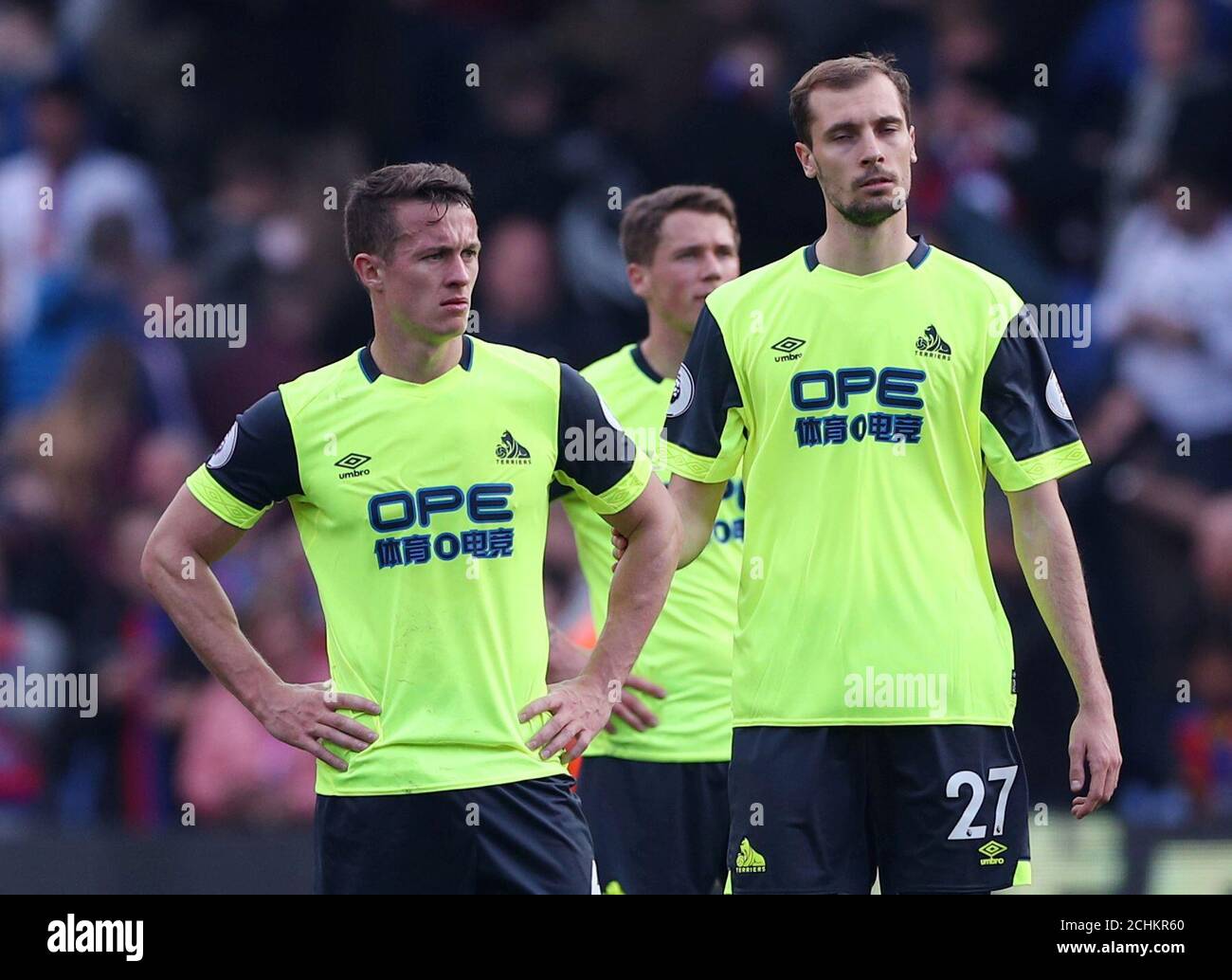 Fußball - Premier League - Crystal Palace V Huddersfield Town - Selhurst Park, London, Großbritannien - 30. März 2019 Jon Gorenc Stankovic von Huddersfield Town und seine Teamkollegen sehen nach dem Spiel dejected aus, da sie nur FÜR REDAKTIONELLE ZWECKE von der Premier League REUTERS/Hannah McKay abgestiegen sind. Keine Verwendung mit nicht autorisierten Audio-, Video-, Daten-, Fixture-Listen, Club/League-Logos oder „Live“-Diensten. Online-in-Match-Nutzung auf 75 Bilder beschränkt, keine Videoemulation. Keine Verwendung bei Wetten, Spielen oder Veröffentlichungen für einzelne Vereine/Vereine/Vereine/Spieler. Weitere Informationen erhalten Sie von Ihrem Kundenbetreuer. Stockfoto