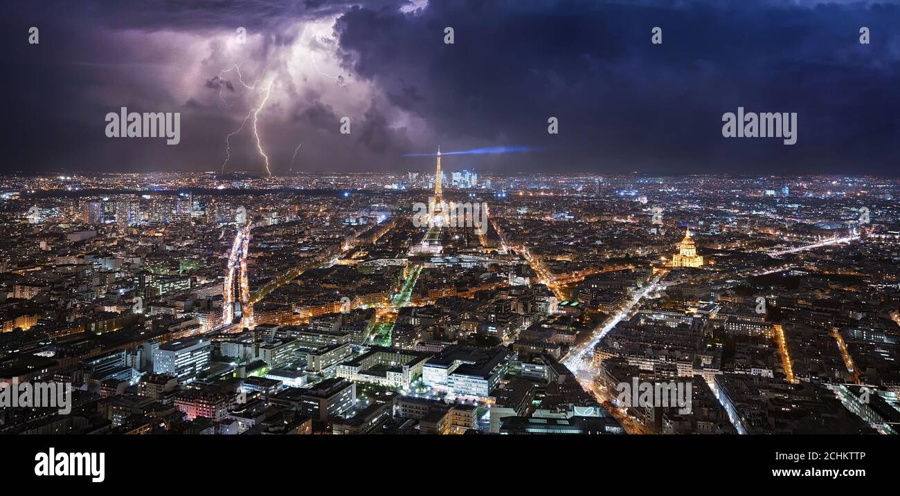 Stürmischer Tag in Paris mit Blitzen über dem Eiffelturm Und Paris vom Montparnasse-Turm bei Nacht Stockfoto