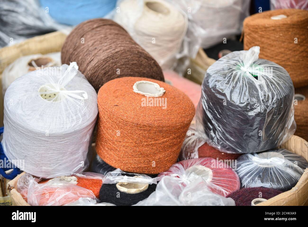 Rollgewinde mit Naturfaser-Gewinde Multi color Stockfoto
