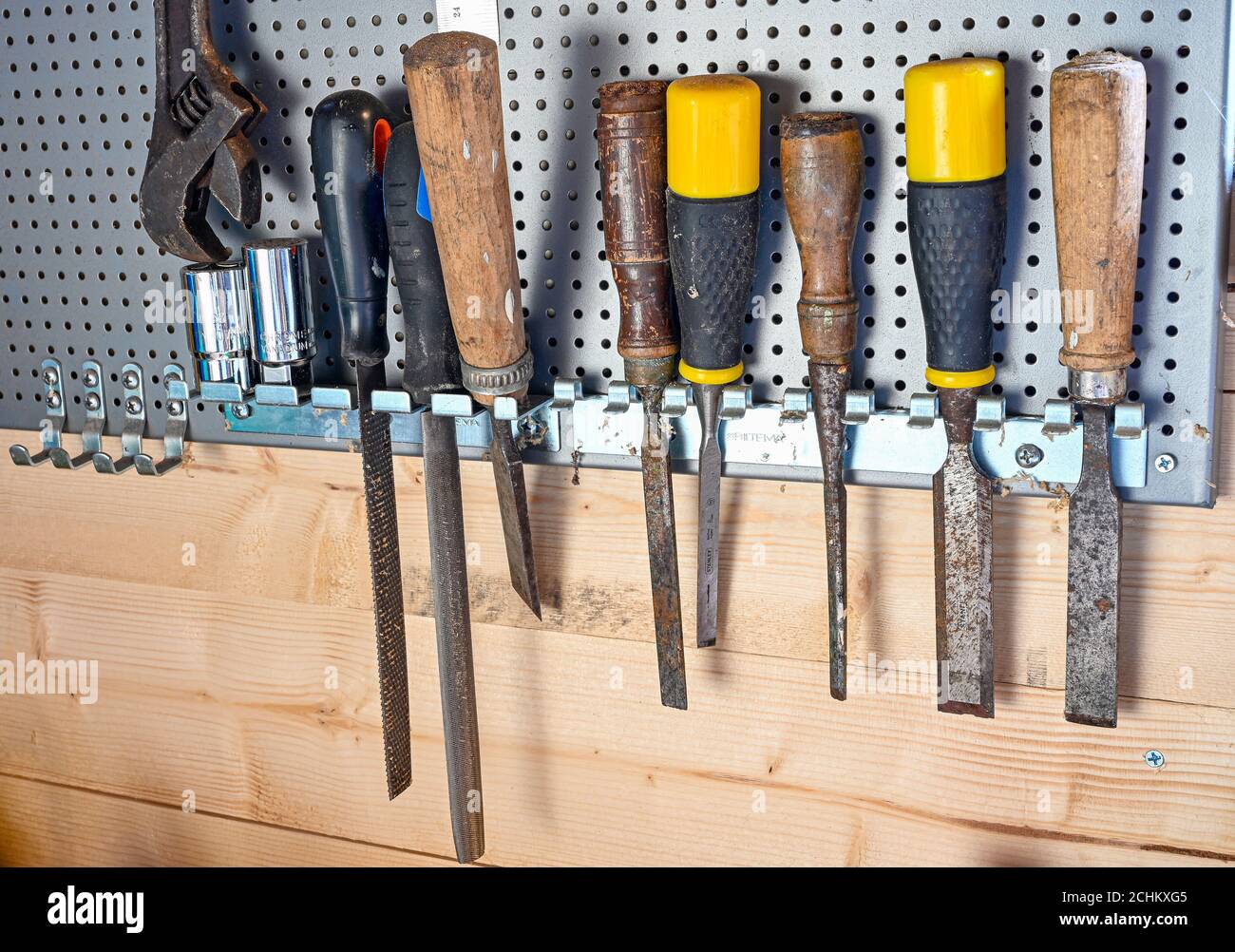 Werkzeuge, die auf einem Brett aus Metall hängen Stockfotografie - Alamy