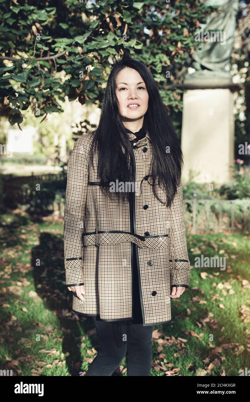 Schöne japanische Frau mittleren Alters im Herbstpark Stockfoto